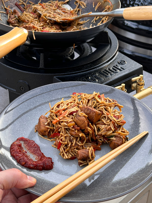 Asiatisches Wokgericht mit Hähnchen, frischem Gemüse und Nudeln